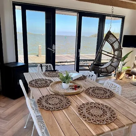 Úszó hotel Luxury Houseboat Liberdade With Sauna And Dinghy Monnickendam